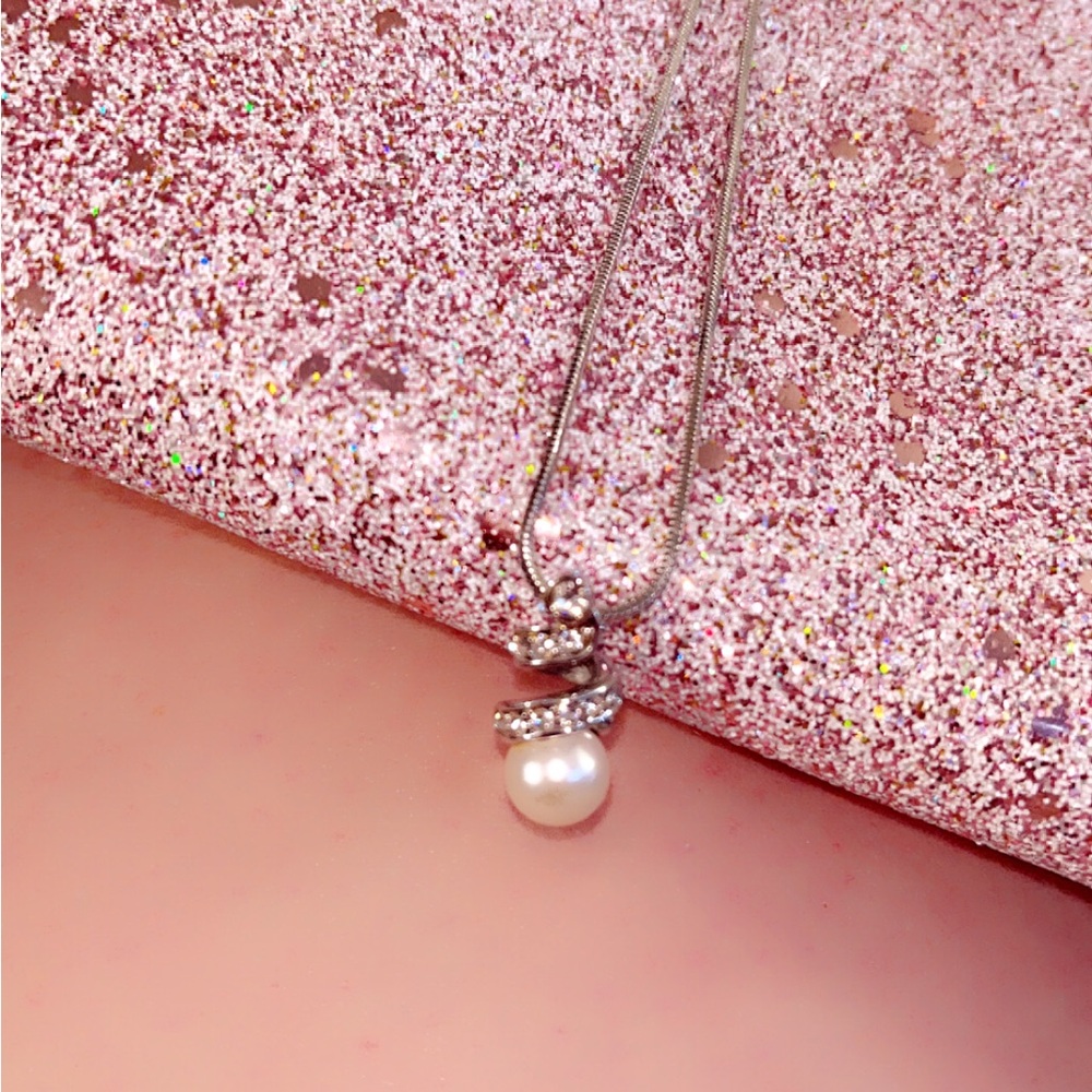 Elegant Silver Pearl Pendant Necklace